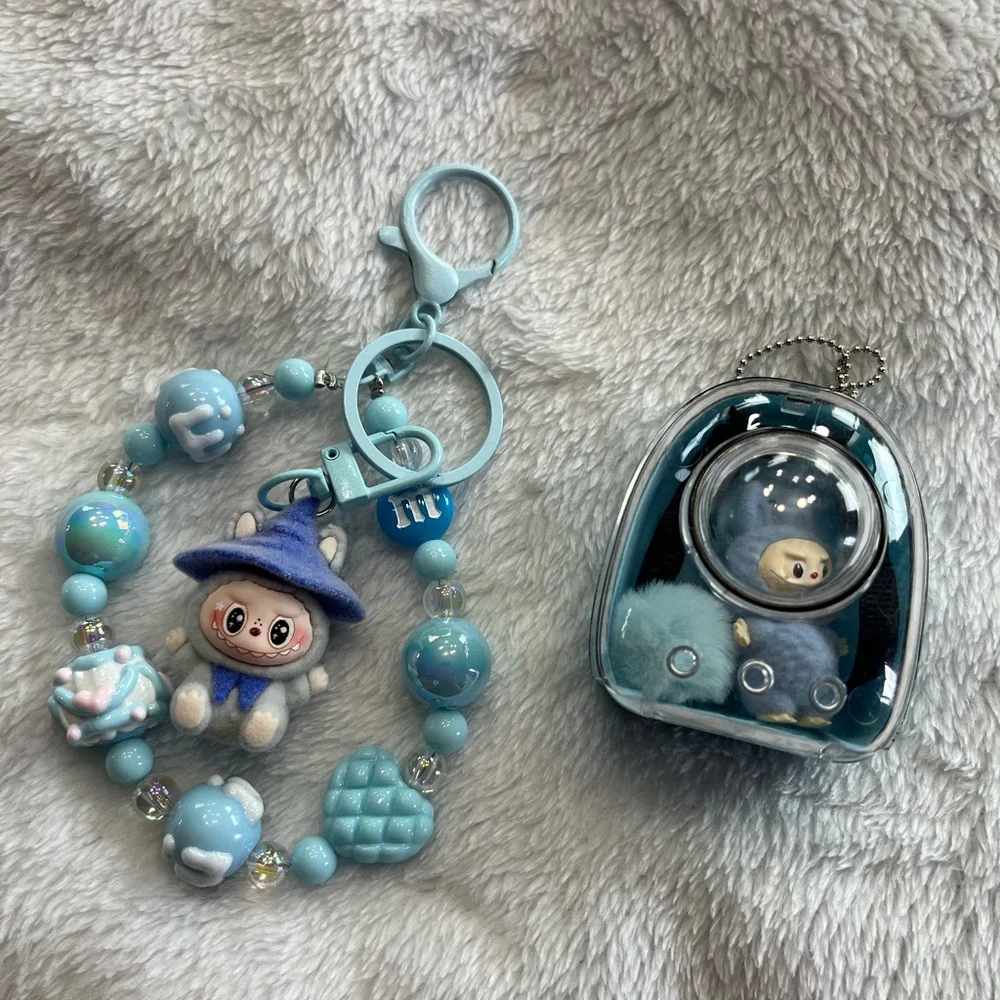 Keychains/ Labubu backpack - Picture 2 of 4